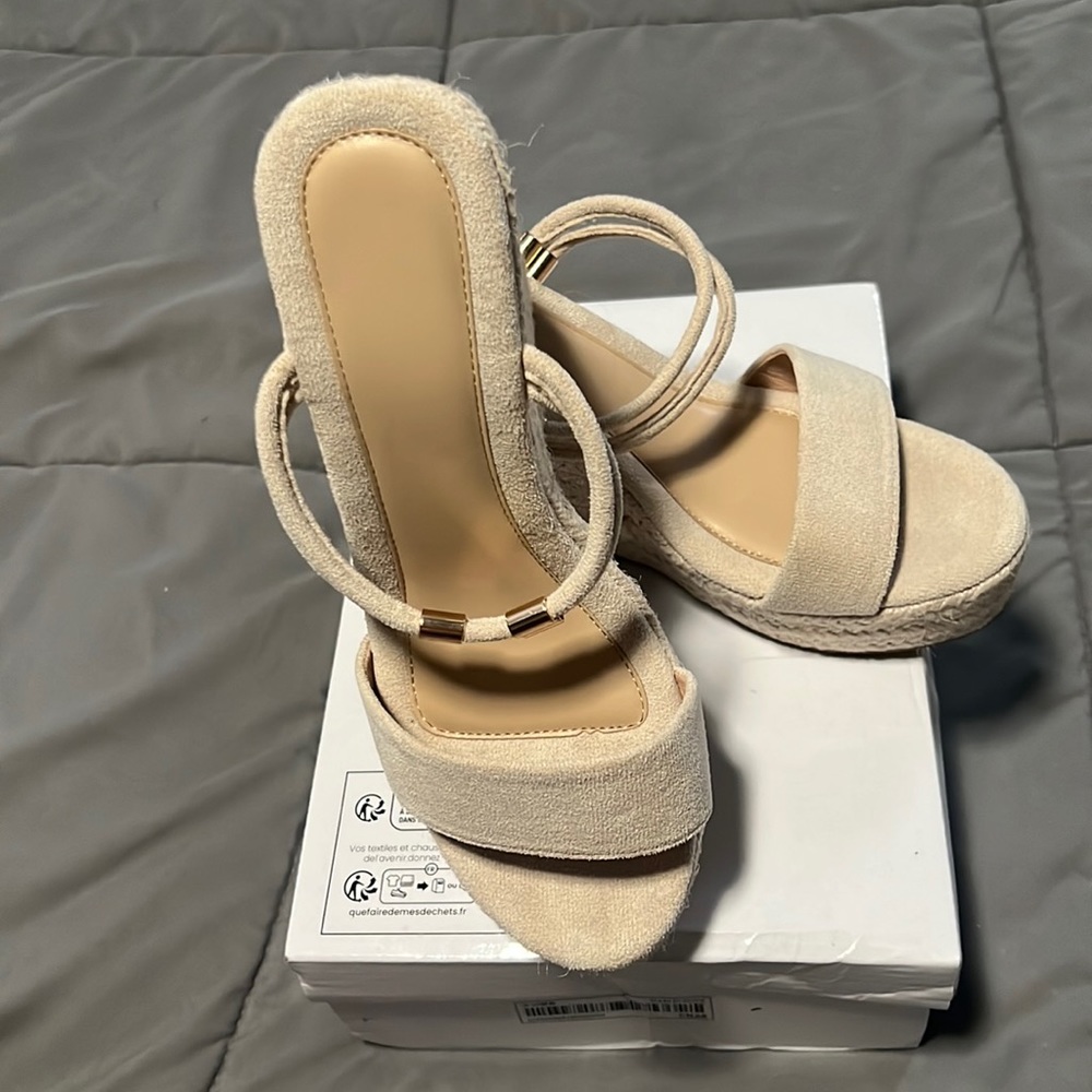 Size 7 women’s wedge shoes